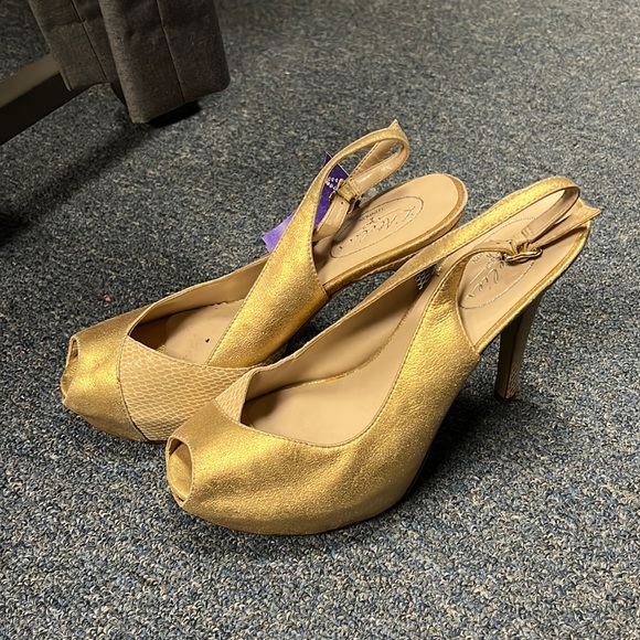 💜L’Atelier Gold Heels 8 - Picture 1 of 3
